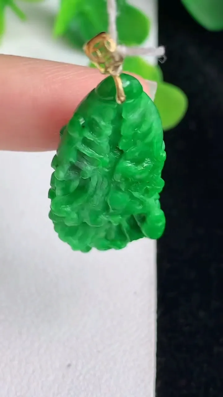 天然A货翡翠白菜吊坠，尺寸35.3-17-7，重量:5.90g
5月24日