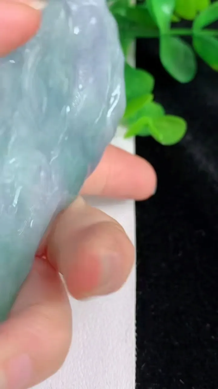 天然A货翡翠春带彩 紫罗兰龙牌吊坠，尺寸83.7-42.8-13.5，重量:107.81g
5月24日