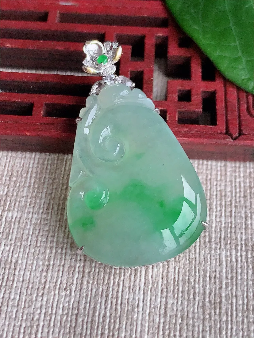 天然A货翡翠18K金伴飘绿如意吊坠尺寸40.5×31×22.2×6.3m量6.66g 0523
