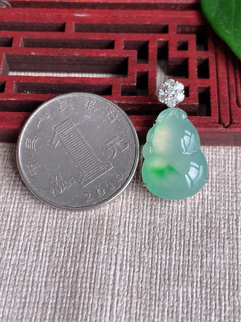 天然A货翡翠18K金伴飘绿葫芦吊坠尺寸24×18×13×6.6m量3.58g 0523