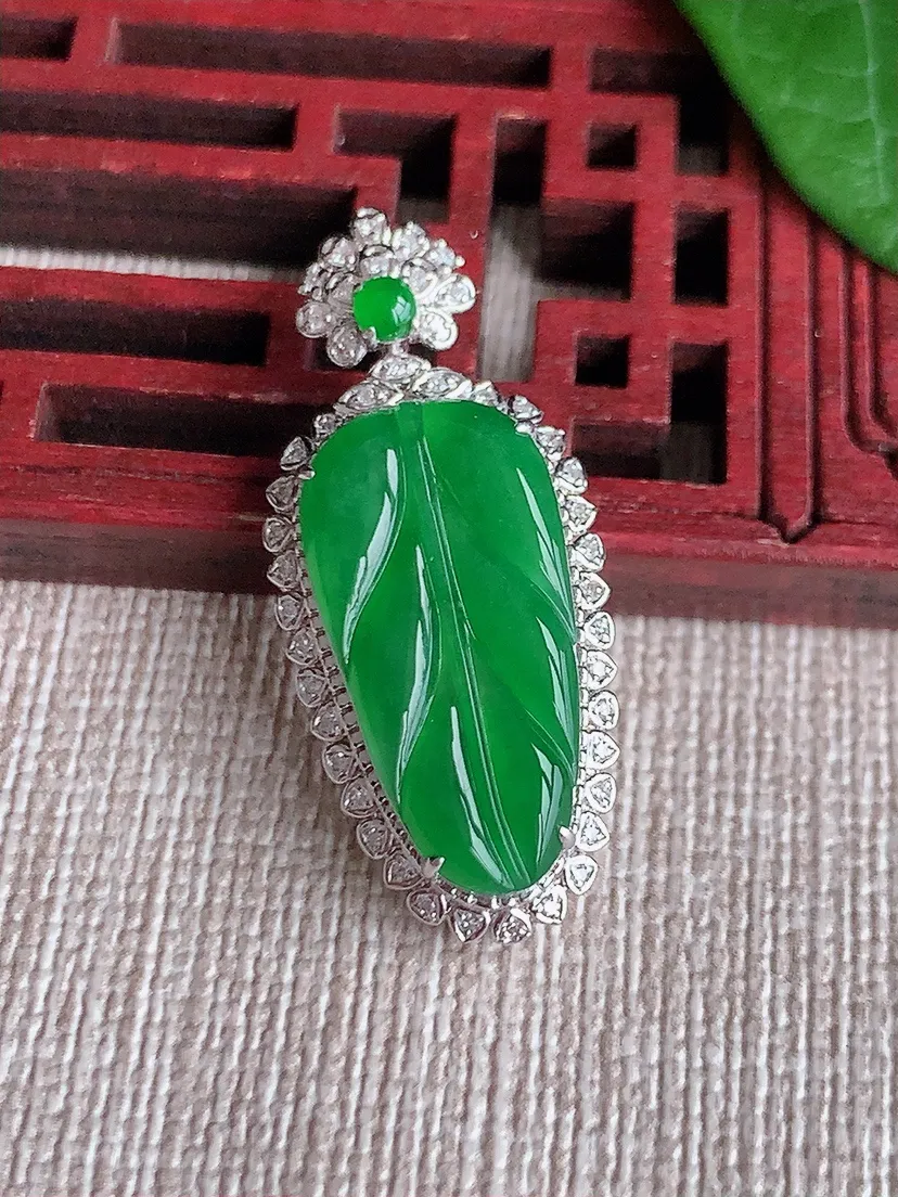 天然A货翡翠18K金伴满绿叶子金枝玉叶吊坠尺寸32.2×14×6.3裸石20.6×10.4m量3.06g 0523