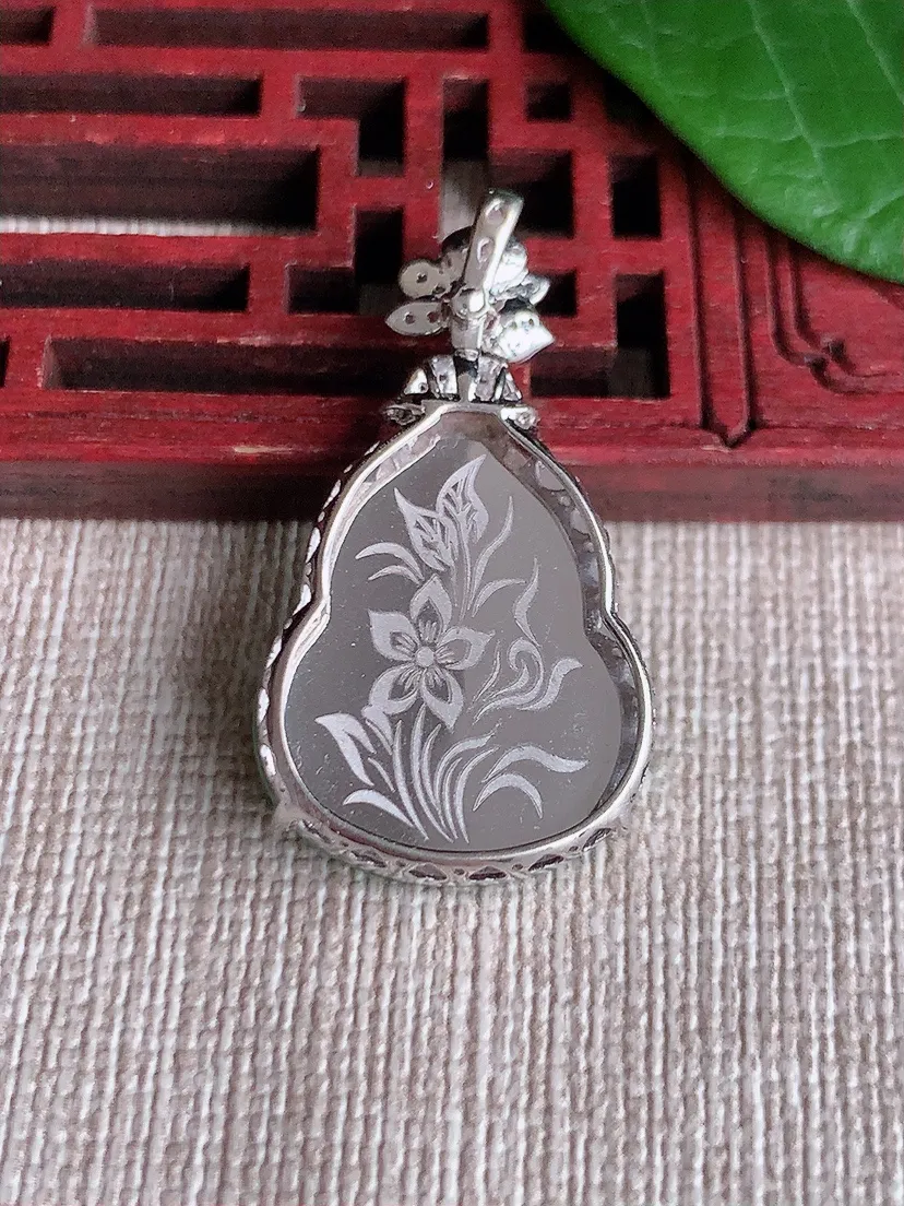 天然A货翡翠18K金伴阳绿葫芦吊坠尺寸33×22.3×18×5.4m量4.70g 0523