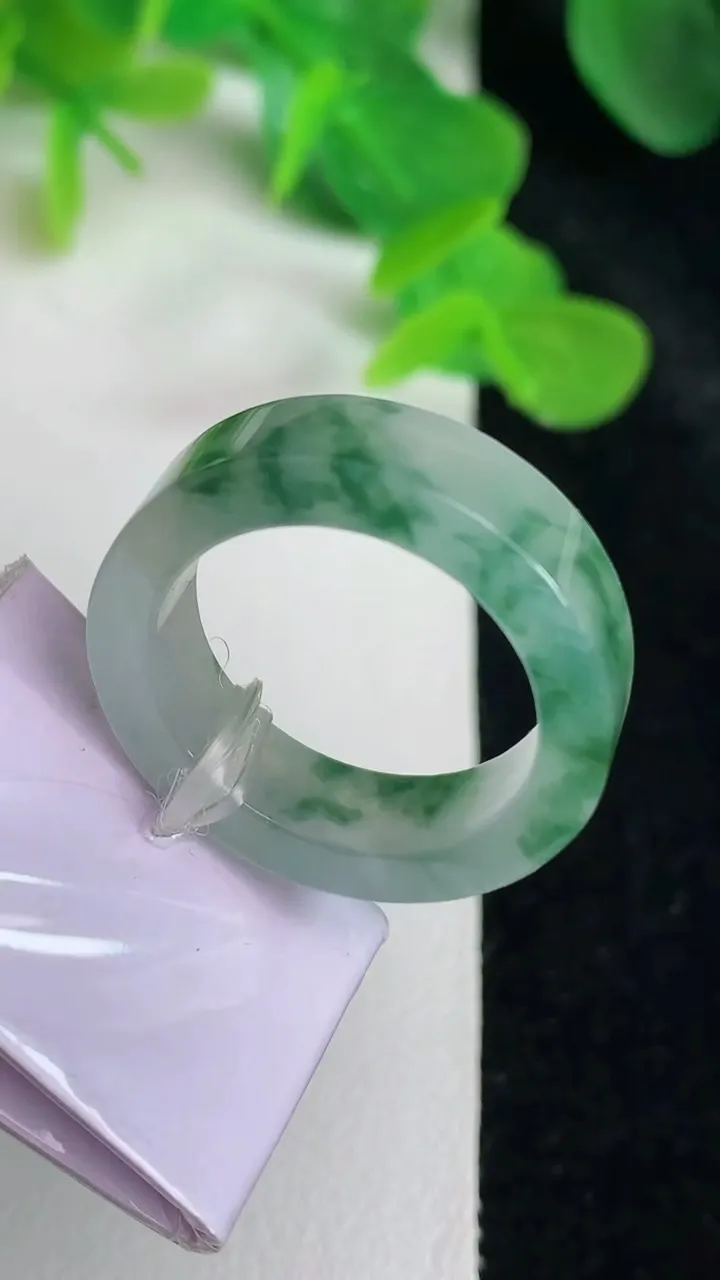 天然A货翡翠飘花指环戒指，尺寸18.2-5.8-3.2，重量:6.10g2025年5月24日
工厂直销收藏佳品,种好水足，色泽均匀，有种有色，上手高大气！