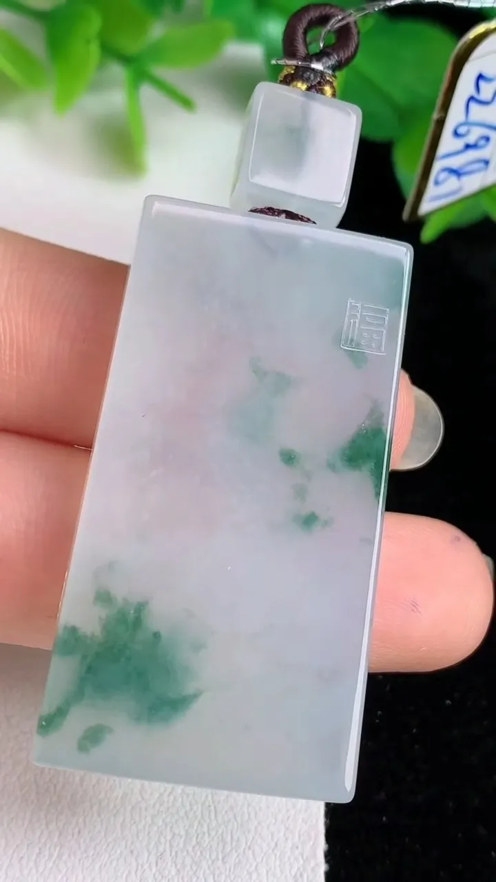 天然A货翡翠飘花无事牌吊坠，尺寸43-24-5.5，重量:20.54g
5月24日