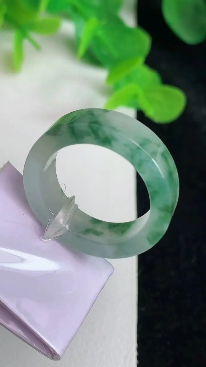 天然A货翡翠飘花指环戒指，尺寸18.2-5.8-3.2，重量:6.10g2025年5月24日
工厂直销收藏佳品,种好水足，色泽均匀，有种有色，上手高大气！