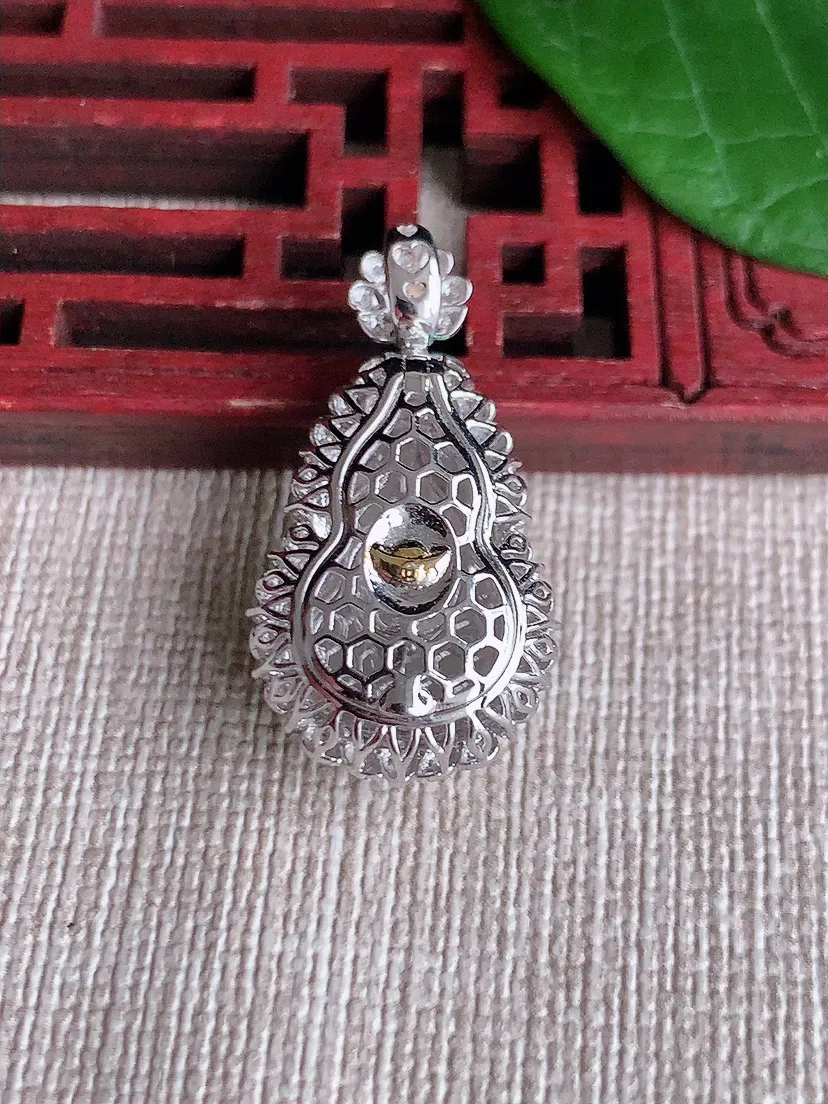 天然A货翡翠18K金伴满绿葫芦吊坠尺寸28.3×15×10裸石16×11.4m量3.94g 0523