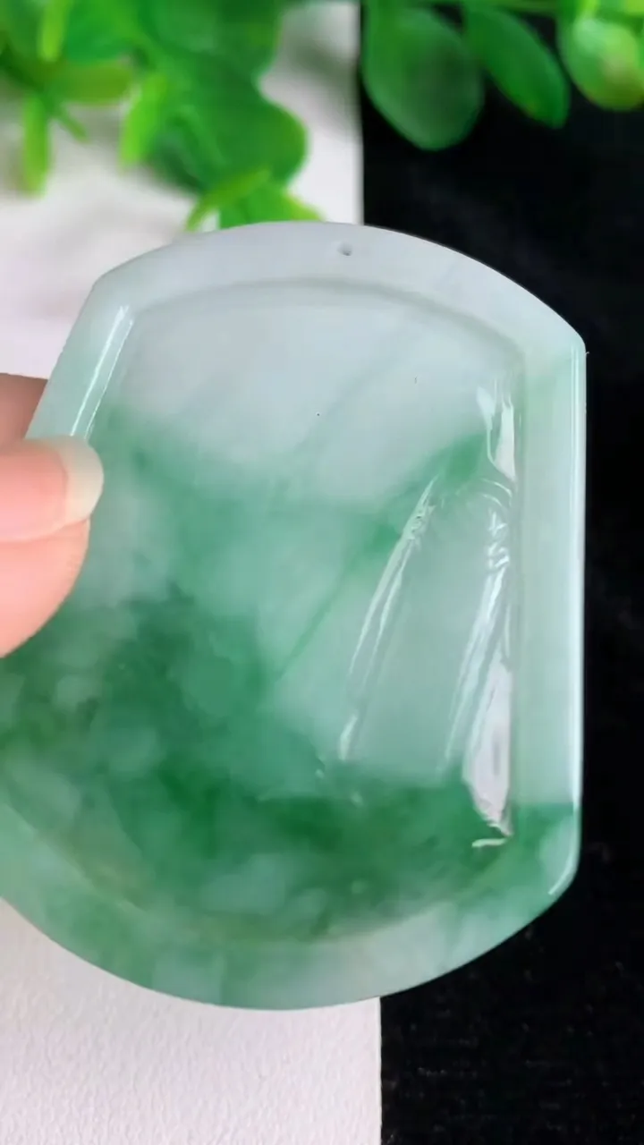 天然A货翡翠一念之间吊坠，尺寸53.7-45-6，重:30.78g
5月24日