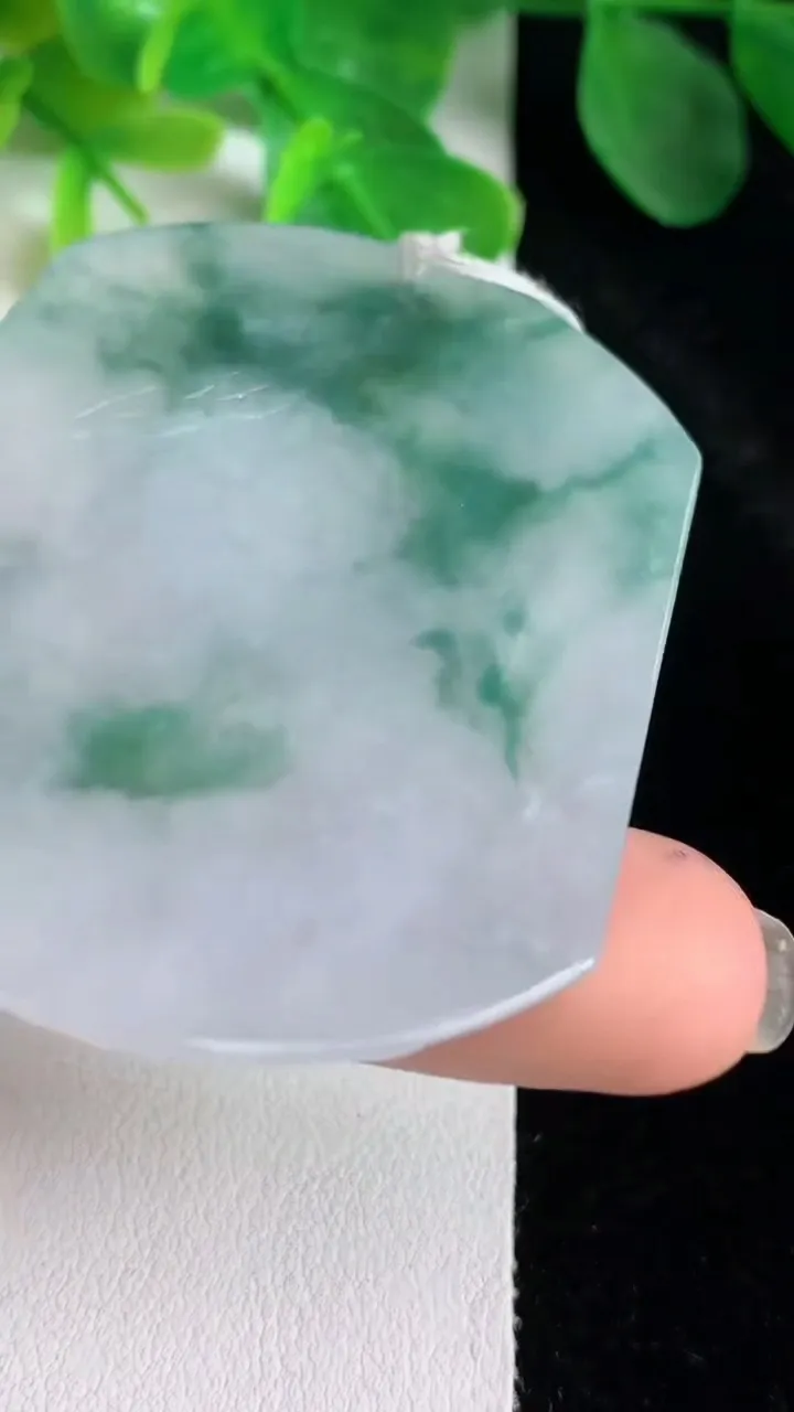 天然A货翡翠飘花生肖鼠吊坠，尺寸54-44.3-5.5，重量:30.20g
5月24日