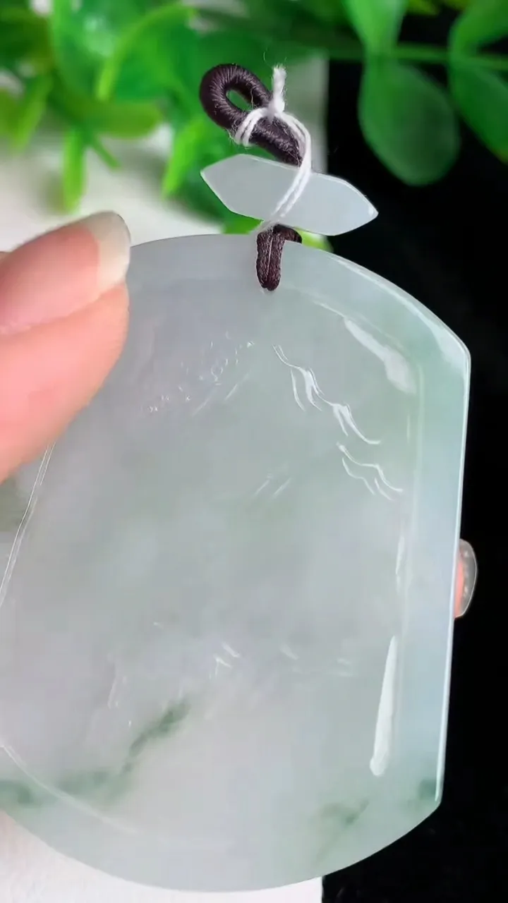 天然A货翡翠山水牌吊坠，尺寸52.5-42.2-5，重量:30.67g
5月24日