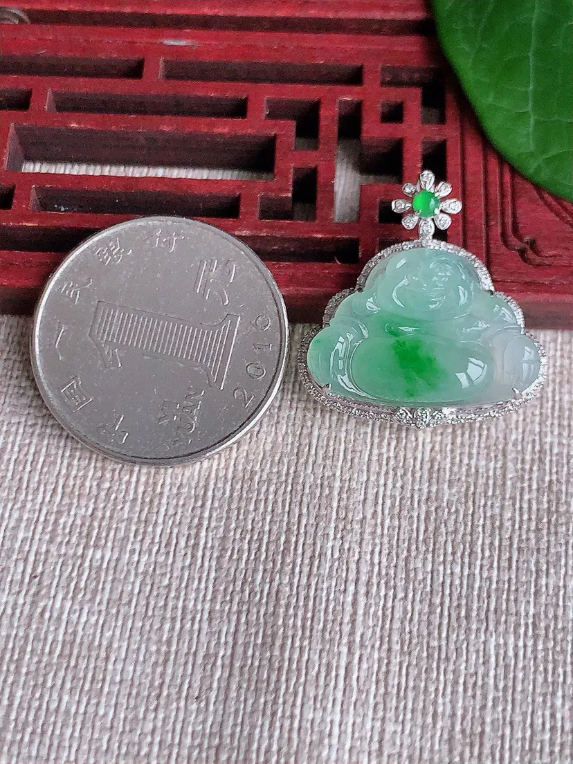 天然A货翡翠18K金伴飘阳绿佛公吊坠尺寸24.8×23.6×7裸石14.4×21.6m量3.34g 0523
