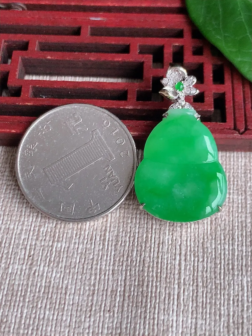 天然A货翡翠18K金伴阳绿葫芦吊坠尺寸33×22.3×18×5.4m量4.70g 0523