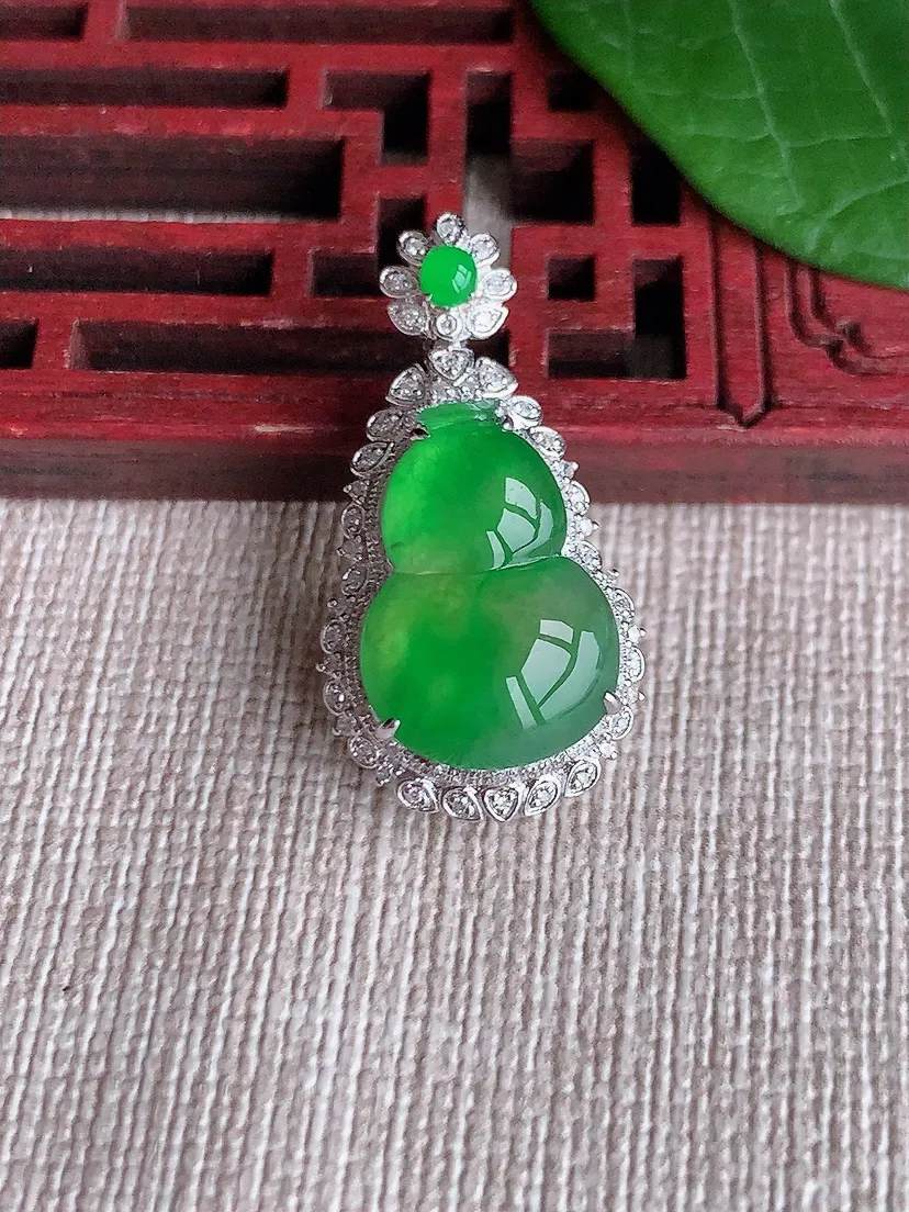 天然A货翡翠18K金伴满绿葫芦吊坠尺寸28.3×15×10裸石16×11.4m量3.94g 0523