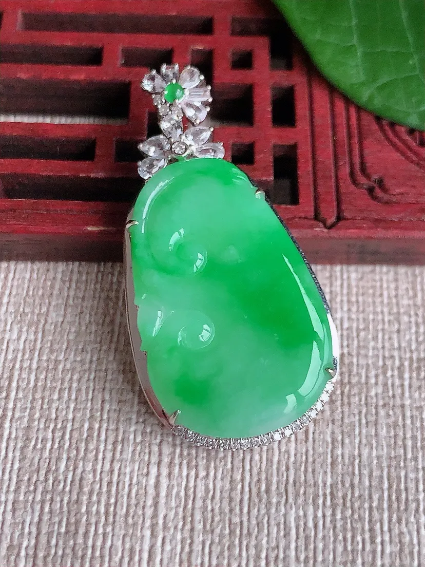 天然A货翡翠18K金伴飘绿如意吊坠尺寸38.7×19×6裸石26.5×17m量5.18g 0523