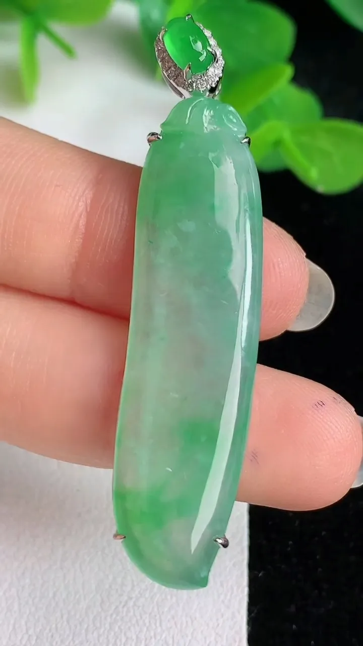 天然A货翡翠福瓜吊坠，尺寸44.4-12-4.8，重量:7.40g
5月24日