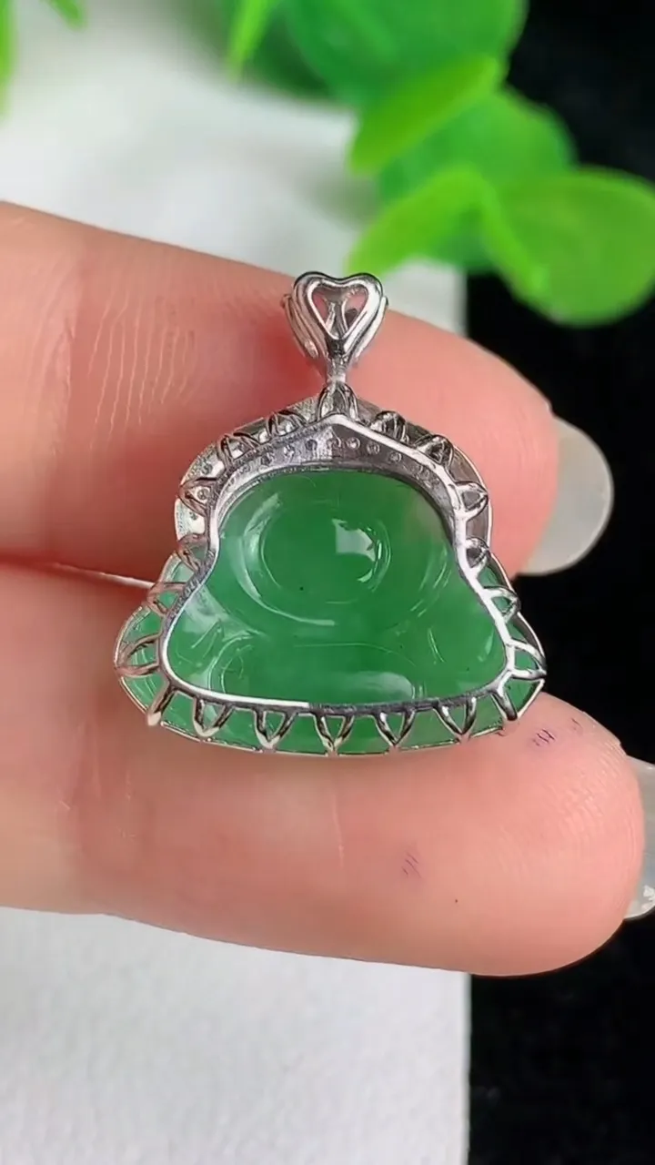 天然A货翡翠佛公吊坠，尺寸12.4-17.8-6.7，重量:2.11g
5月24日