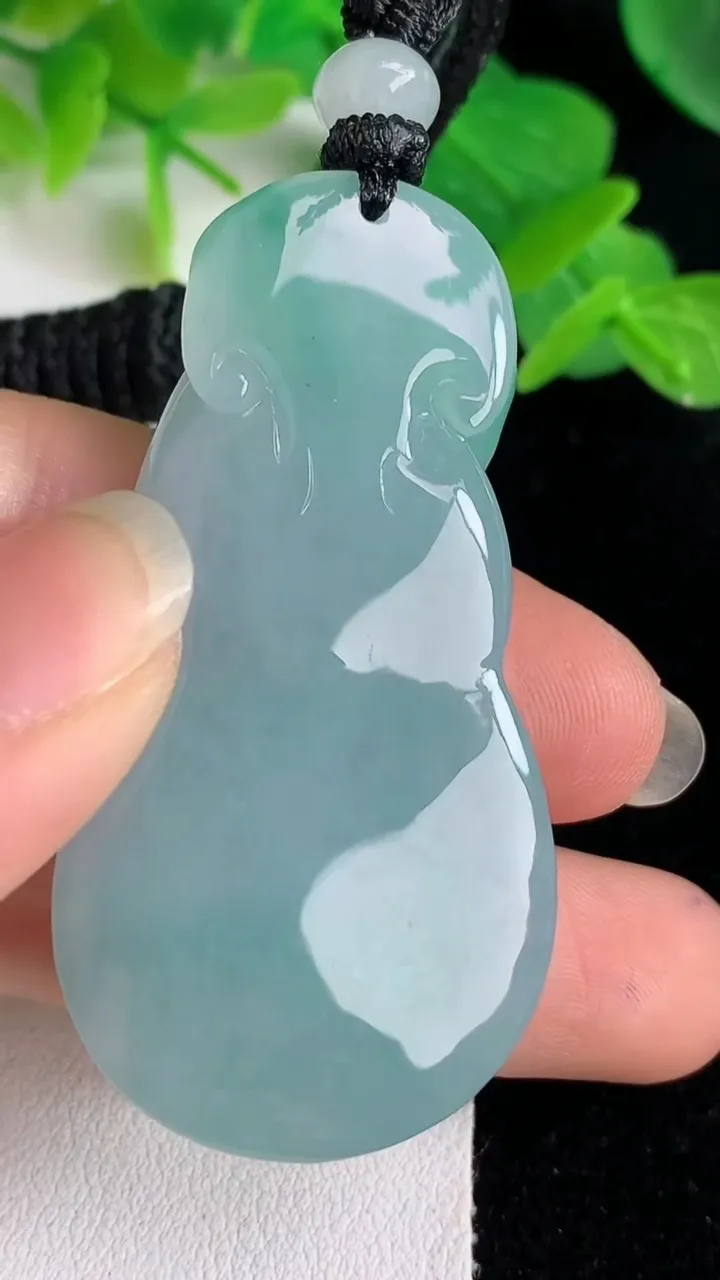 天然A货翡翠葫芦吊坠，尺寸52-26.6-12.4，重量:36.15g
5月24日
