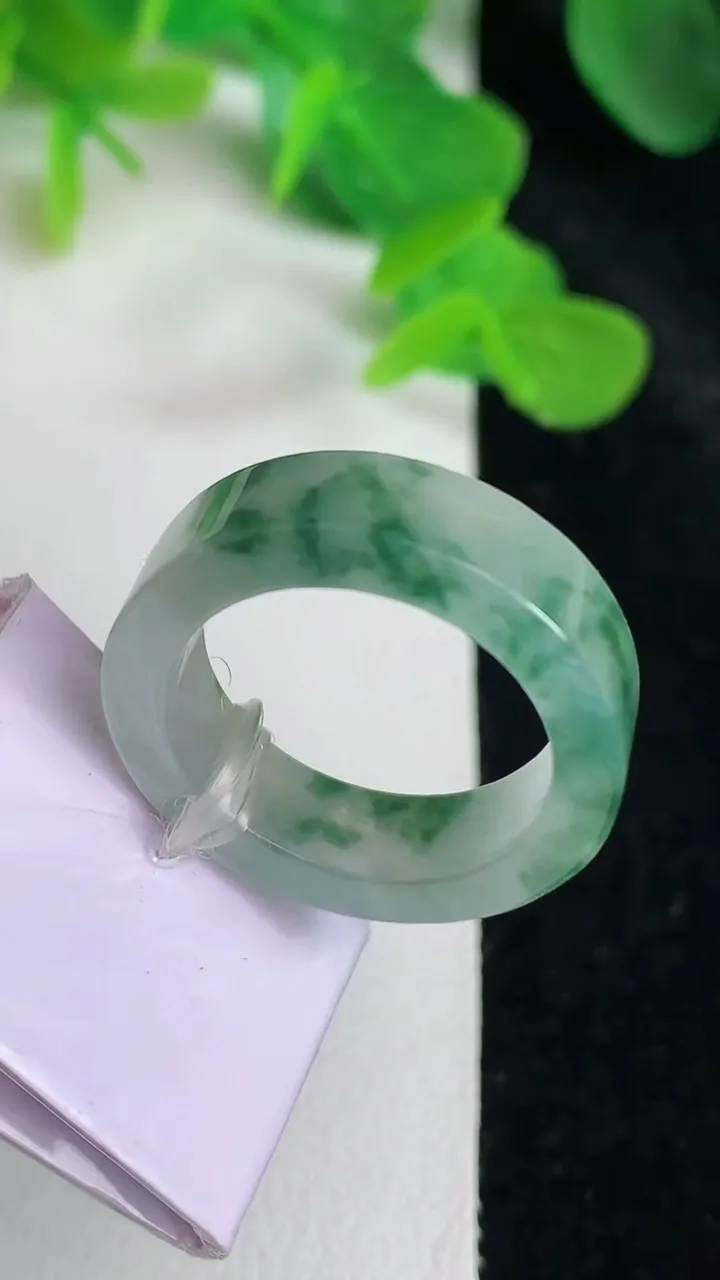 天然A货翡翠飘花指环戒指，尺寸18.2-5.8-3.2，重量:6.10g2025年5月24日
工厂直销收藏佳品,种好水足，色泽均匀，有种有色，上手高大气！