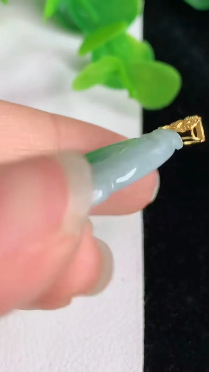 天然A货翡翠如意吊坠，尺寸37.8-20-3.6，重量:6.15g
5月24日
