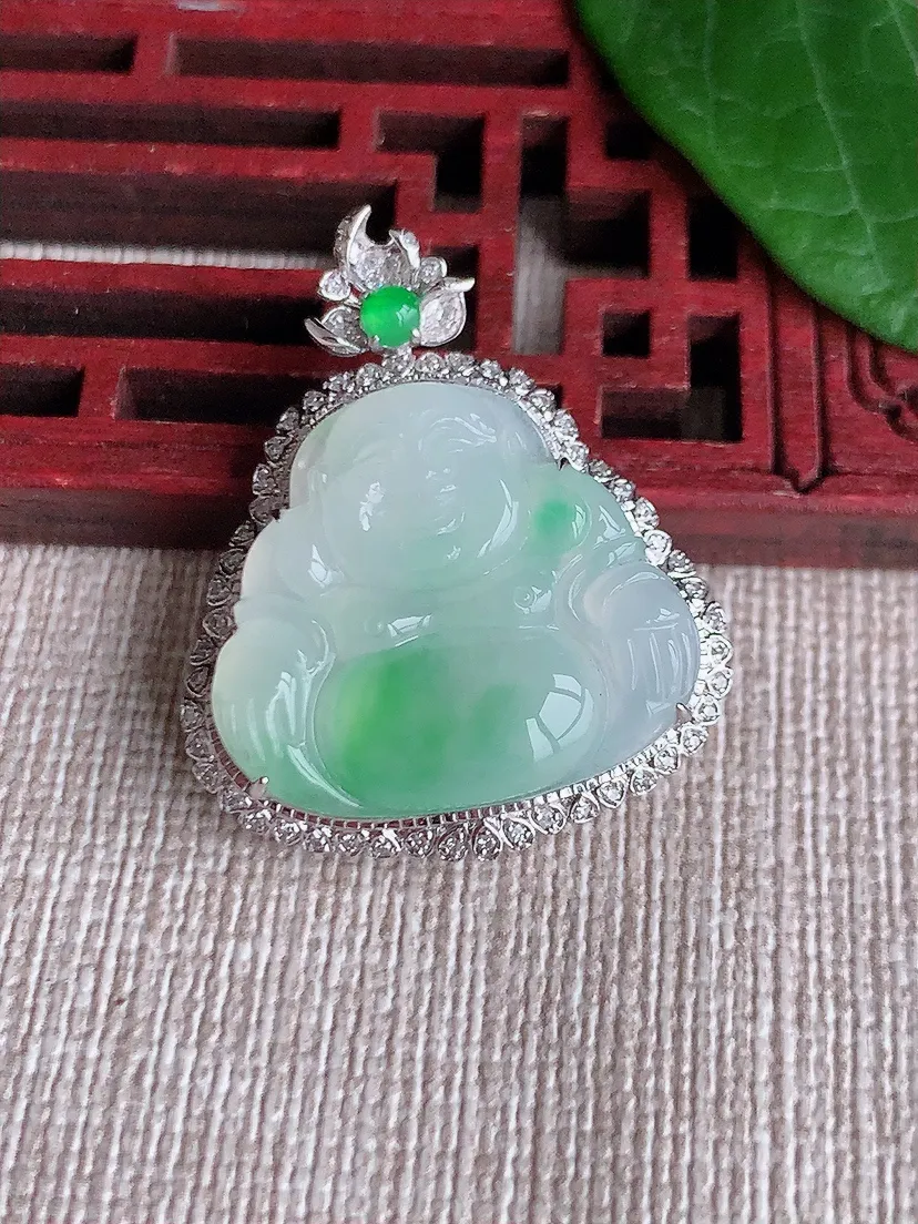 天然A货翡翠18K金伴飘绿佛公吊坠尺寸30.5×25.3×8裸石19×21.7m量5.12g 0523