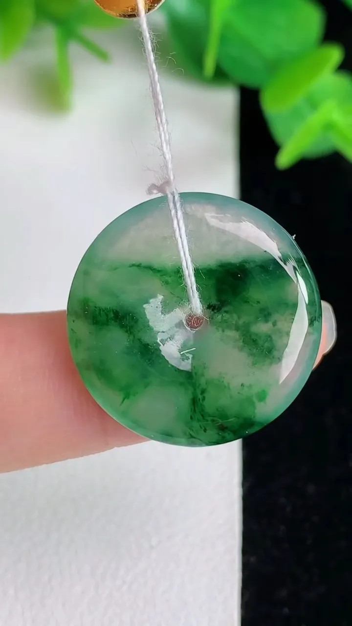 天然A货翡翠平安扣吊坠，尺寸21.7-3.8，重量:4.00g
5月24日