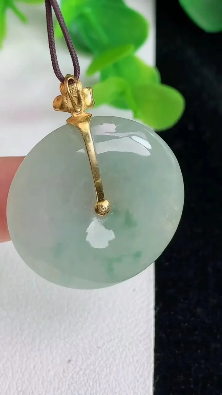 天然A货翡翠k金飘花平安扣吊坠，尺寸27.8-5，重量:8.21g
5月24日