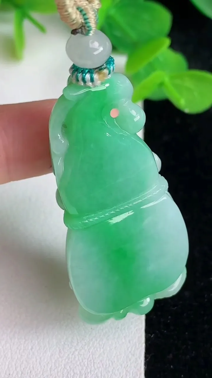 天然A货翡翠葫芦吊坠，尺寸46.2-22.6-14，重量:23.44g
5月24日