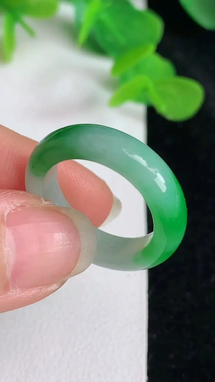 天然A货翡翠指环戒指，尺寸17.4-5.4-3.4，重量:3.80g2025年5月24日
工厂直销收