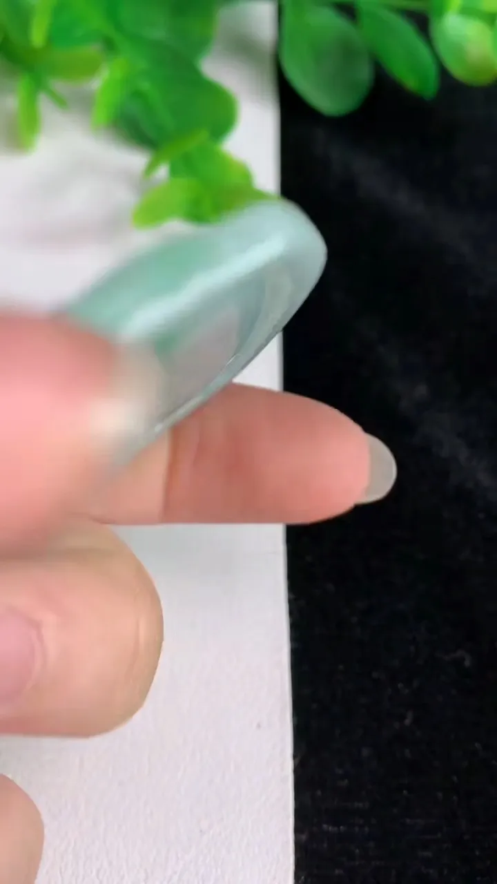 天然A货翡翠一念之间吊坠，尺寸53.7-45-6，重:30.78g
5月24日