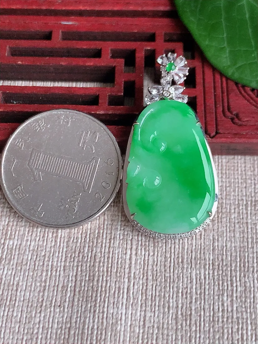 天然A货翡翠18K金伴飘绿如意吊坠尺寸38.7×19×6裸石26.5×17m量5.18g 0523