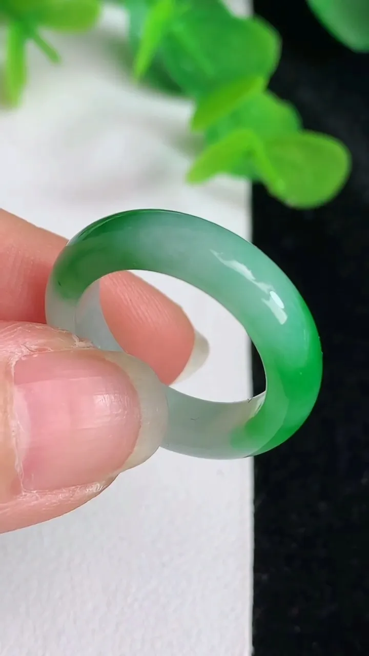 天然A货翡翠指环戒指，尺寸17.4-5.4-3.4，重量:3.80g2025年5月24日
工厂直销收藏佳品,种好水足，色泽均匀，有种有色，上手高大气！