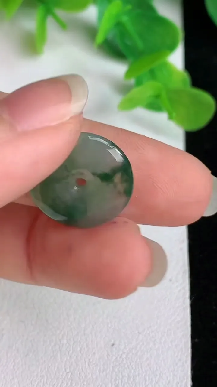 天然A货翡翠飘花平安扣吊坠，尺寸16.4-3，重量:1.80g
5月24日