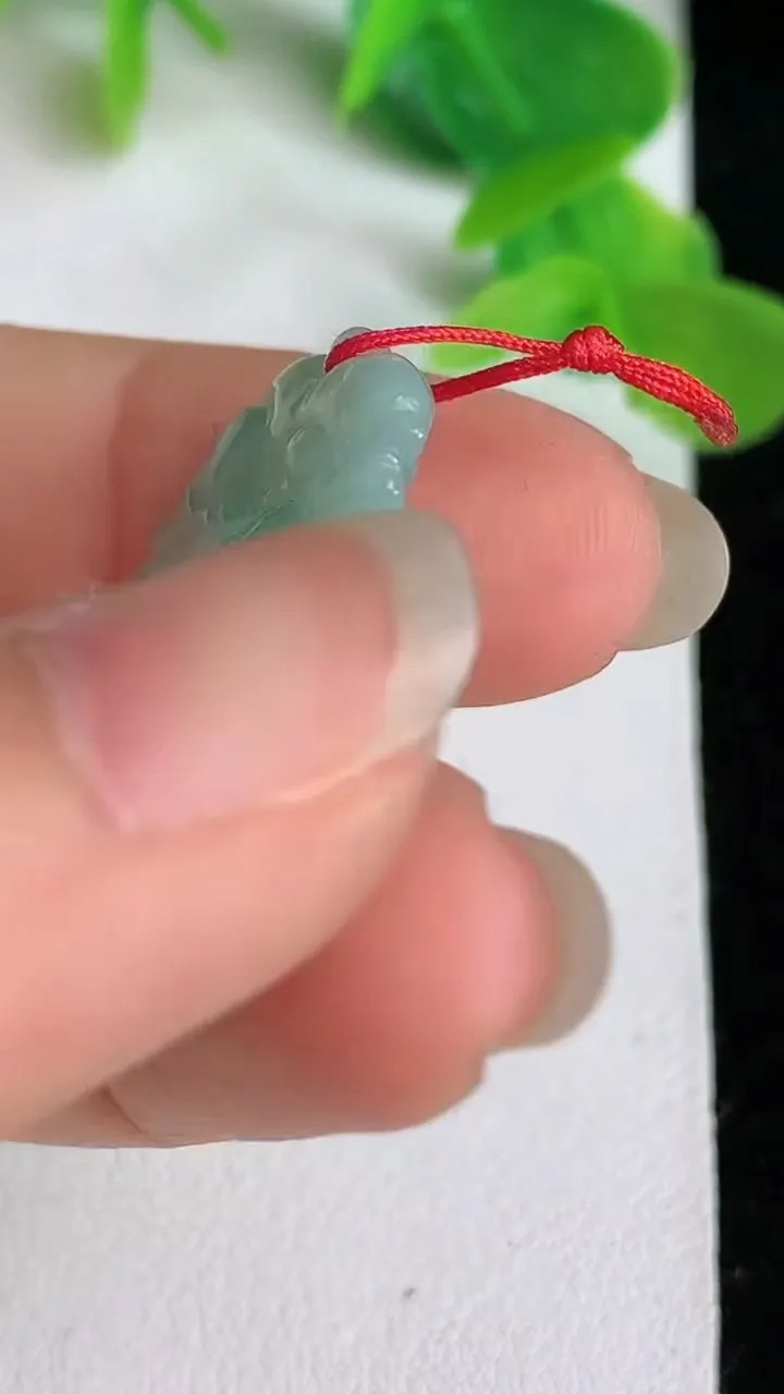 天然A货翡翠灵猴献瑞 福瓜吊坠，尺寸30.8-15.6-4.7，重量:4.47g
5月24日