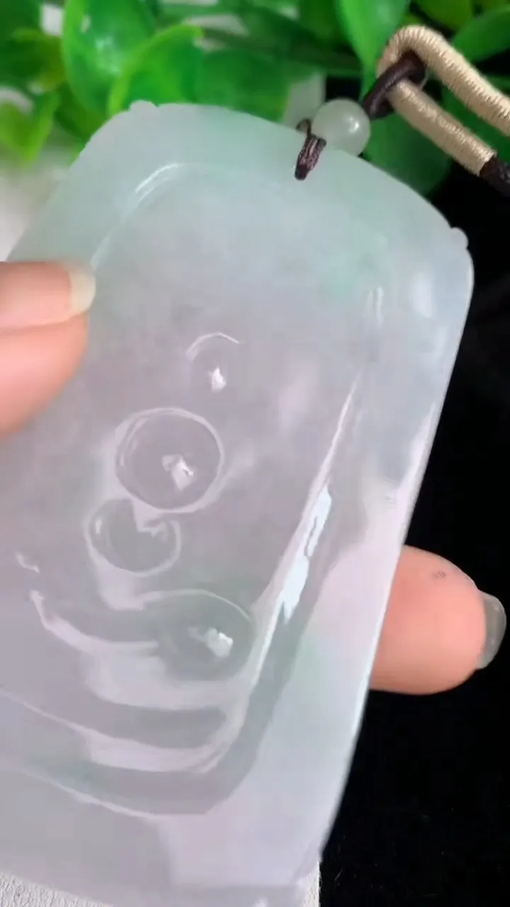 天然A货翡翠观音菩萨吊坠，尺寸73.7-46.4-5.6，重量:50.00g
5月24日