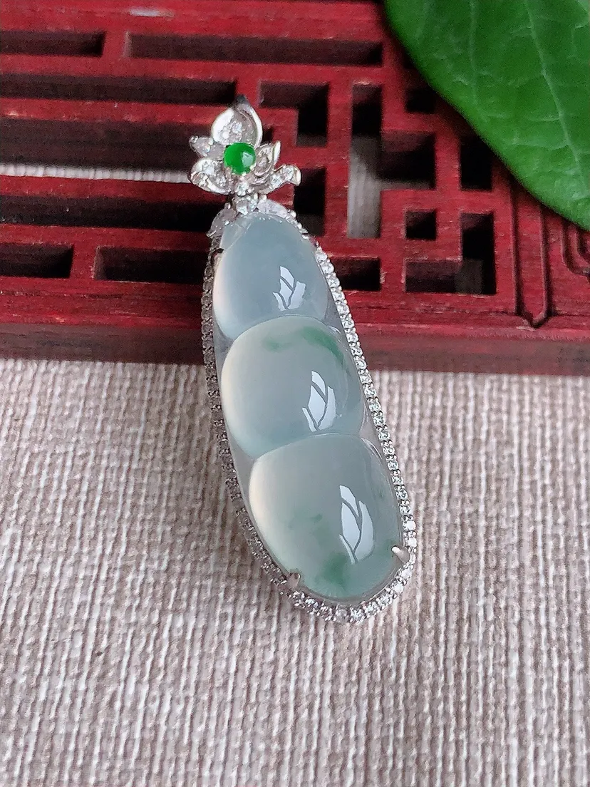 天然A货翡翠18K金伴飘花四季豆福豆平安豆吊坠尺寸40×12×9.2裸石28.8×10.2m量5.54g 0523