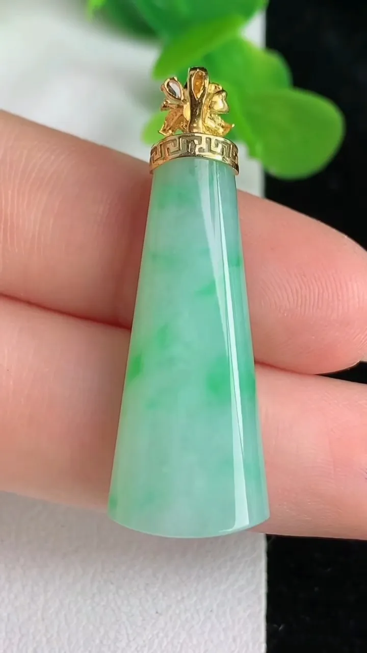 天然A货翡翠平安柱吊坠，尺寸31-12.7-7.5，重量:6.12g
5月24日