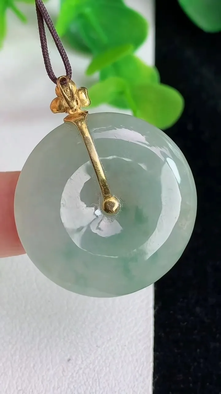 天然A货翡翠k金飘花平安扣吊坠，尺寸27.8-5，重量:8.21g
5月24日