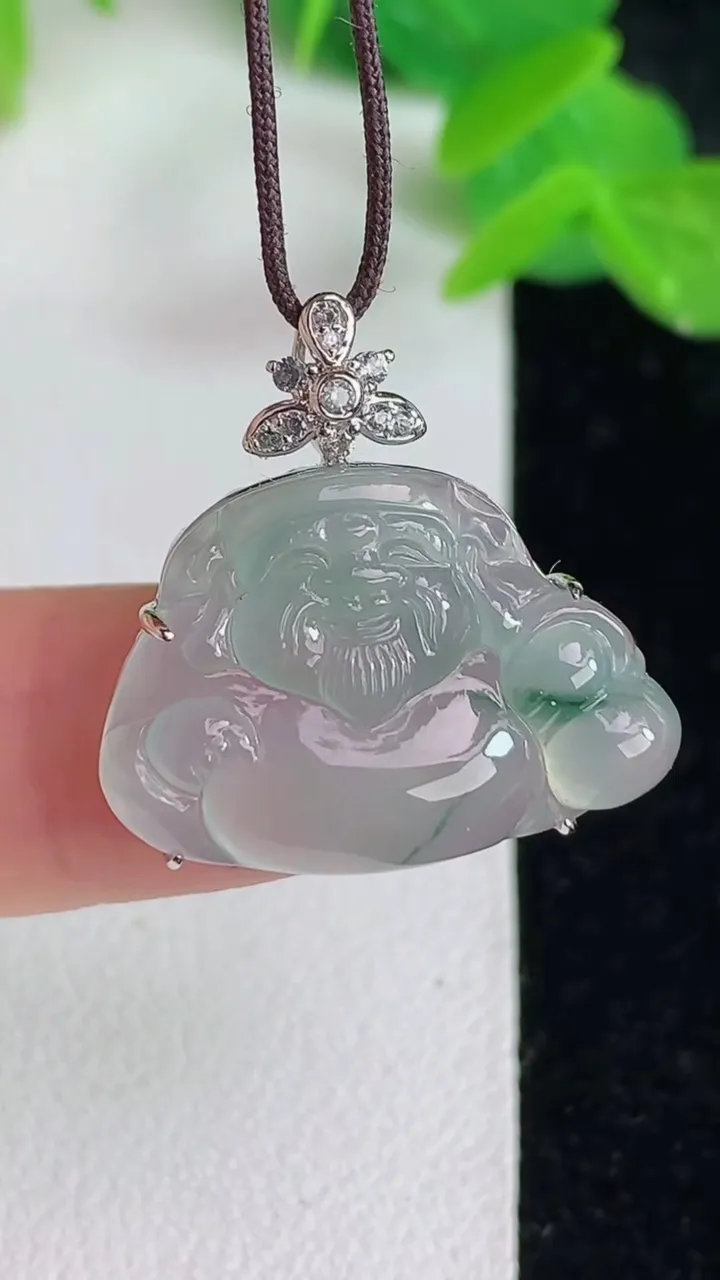 天然A货翡翠飘花财神爷吊坠，尺寸15-22.3-6.6，重量:3.23g
5月24日
