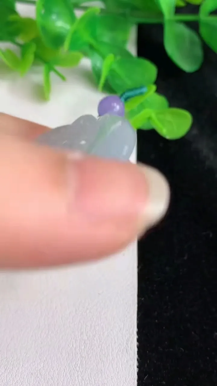 天然A货翡翠白冰大势至观音菩萨吊坠，尺寸54.8-5.5，重量:35.07g
5月24日
