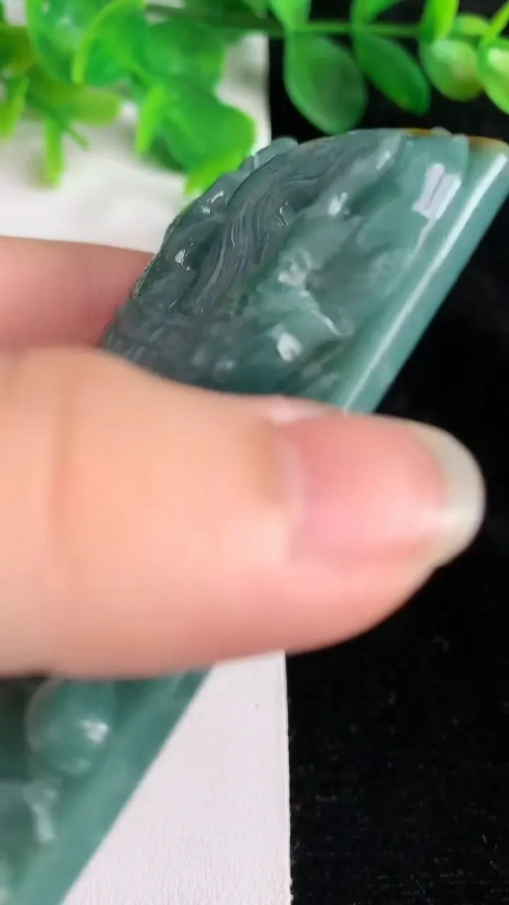 天然A货翡翠蓝水龙牌吊坠，尺寸77.8-45.5-10，重:69.66g
5月24日