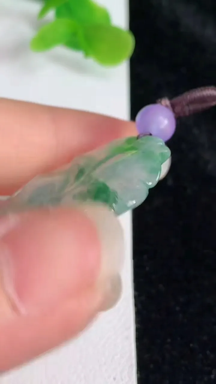 天然A货翡翠荷叶鱼吊坠，尺寸37-26-4.5，重:6.86g
5月24日