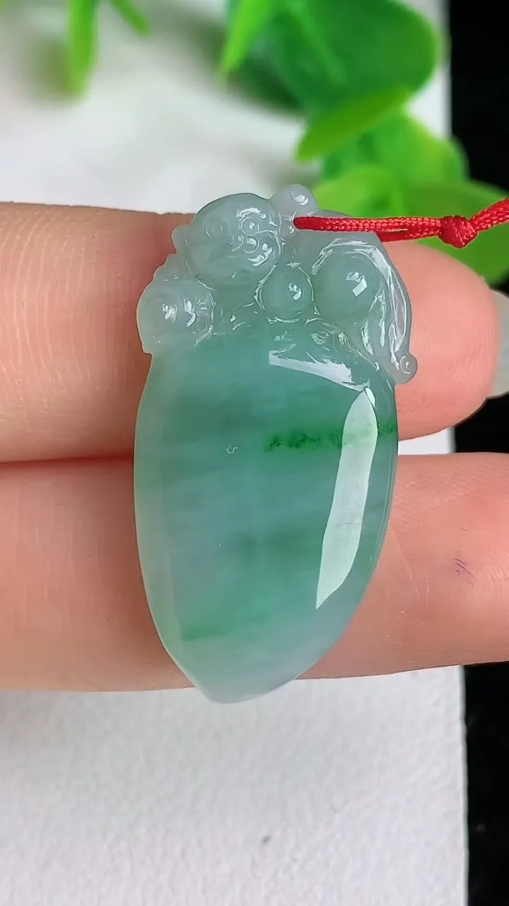 天然A货翡翠灵猴献瑞 福瓜吊坠，尺寸30.8-15.6-4.7，重量:4.47g
5月24日
