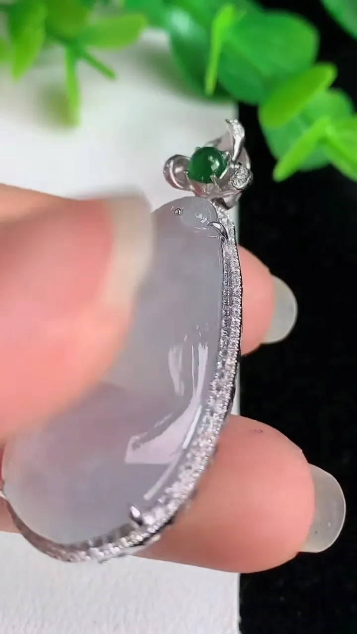 天然A货翡翠白冰福豆吊坠，尺寸44.4-18.6-8.7，裸石34-16.6，重量:8.57g
5月