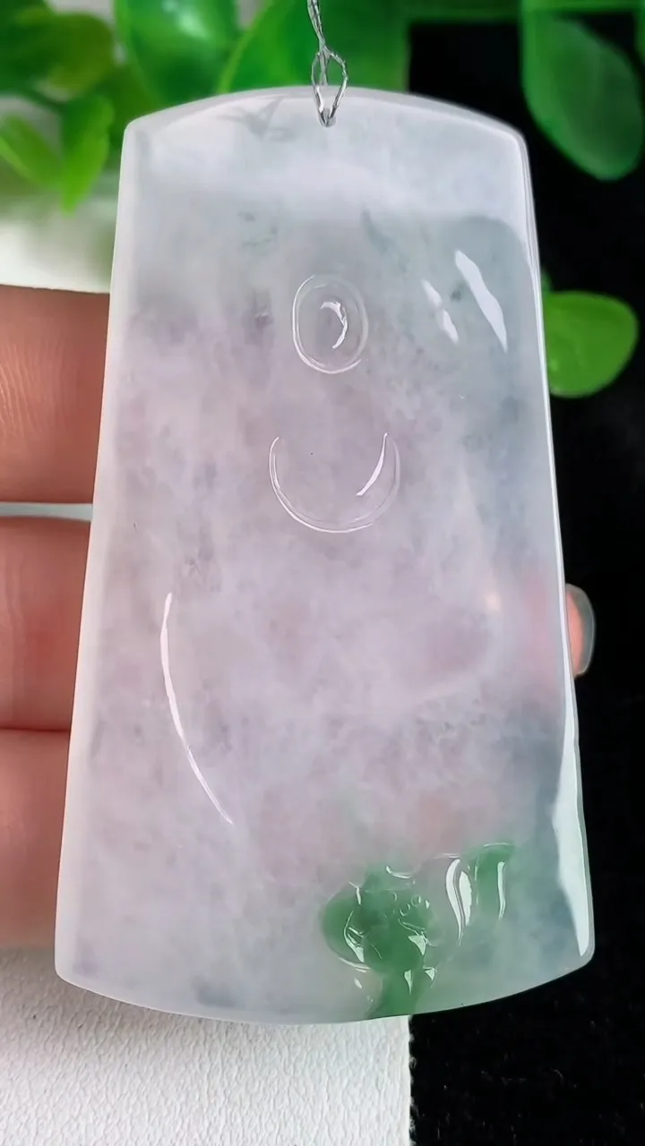 天然A货翡翠大势至观音菩萨吊坠，尺寸66-36.4-5.8，重量:34.40g
5月24日