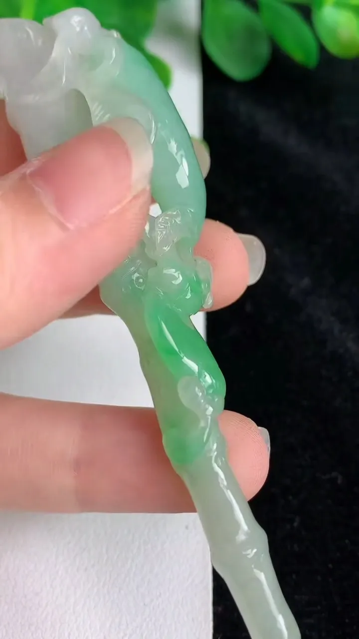 天然A货翡翠烟嘴玉坠，尺寸90-21.8-13.6，重:23.38g
5月24日