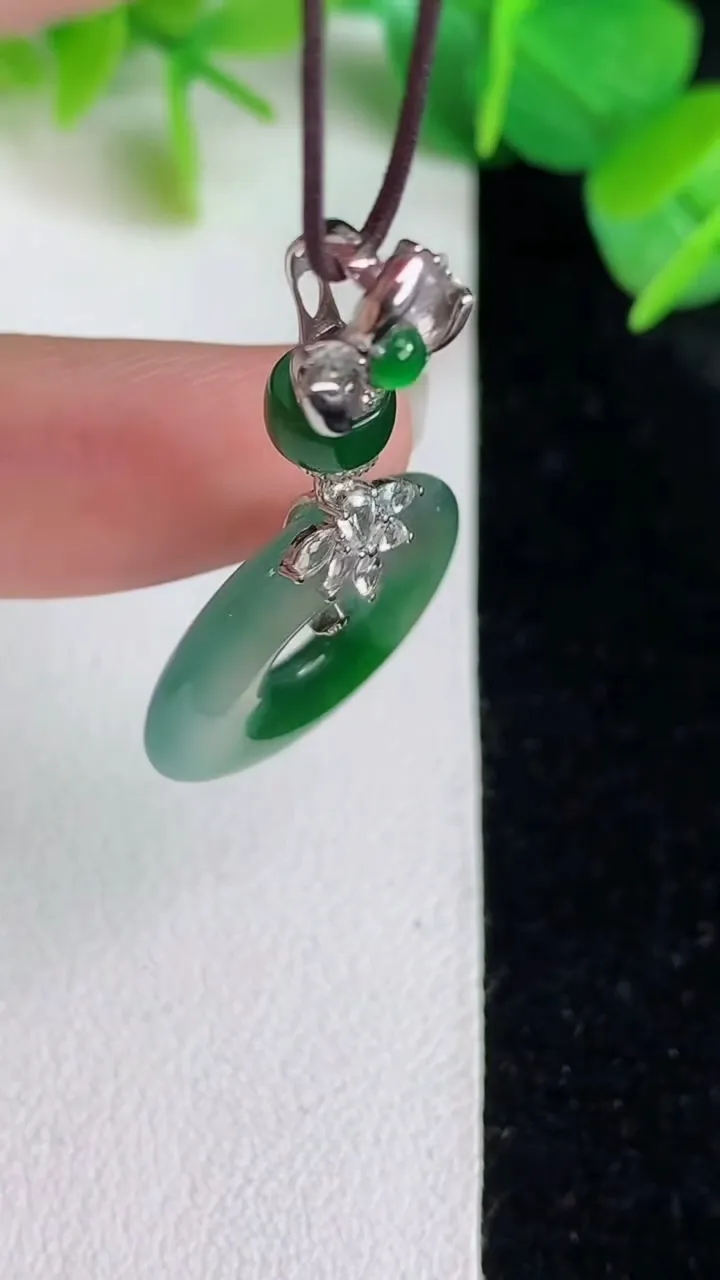 天然A货翡翠平安环吊坠，尺寸20-3.2，重量:4.00g
5月24日