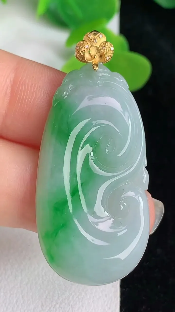 天然A货翡翠如意吊坠，尺寸37.8-20-3.6，重量:6.15g
5月24日