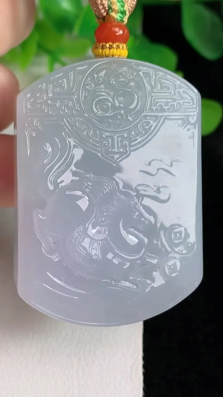 天然A货翡翠白冰生肖马牌吊坠，尺寸50-36.3-11.7，重量:60.76g
5月24日