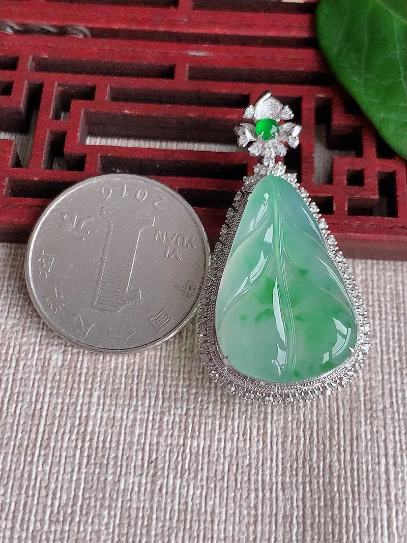 天然A货翡翠18K金伴飘绿叶子金枝玉叶吊坠尺寸42×21.8×9.3裸石26.6×17.2m量5.88g 0523