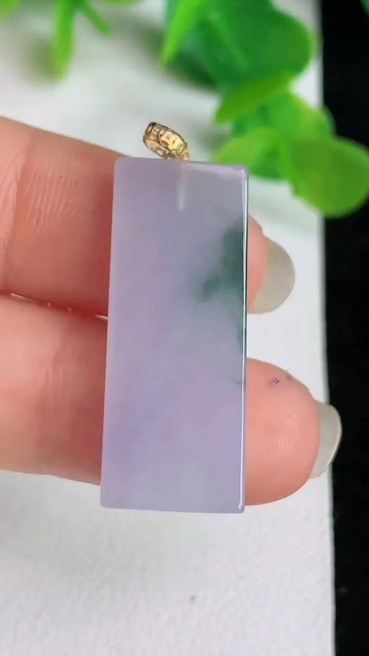 天然A货翡翠k金紫罗兰 飘花无事牌吊坠，尺寸29.2-11.8-3，重量:3.64g
5月24日