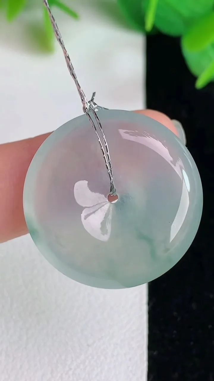 天然A货翡翠平安扣吊坠，尺寸24.7-5.8，重量:7.10g
5月24日